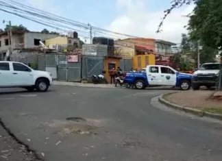 Policía realiza operativos en sector de la capital tras la pista del auto utilizado en masacre