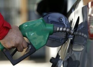 El precio de los combustibles bajará entre 13 y 20 centavos de dólar a partir de este lunes en Honduras