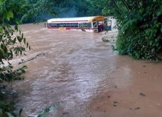Ocupantes de un bus se salvan de milagro tras ser arrastrados por un río en Lempira