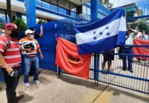 Colectivos de Libre protestan en Banhprovi exigiendo trabajo en todas las dependencias estatales