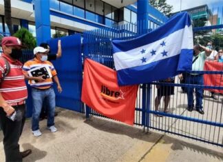Colectivos de Libre protestan en Banhprovi exigiendo trabajo en todas las dependencias estatales