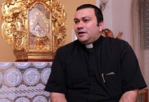 La sociedad vive con la necesidad de destacar, ser los primeros y reconocidos, señala el padre Carlo Magno en la homilía dominical