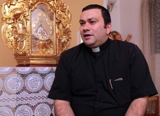 La sociedad vive con la necesidad de destacar, ser los primeros y reconocidos, señala el padre Carlo Magno en la homilía dominical