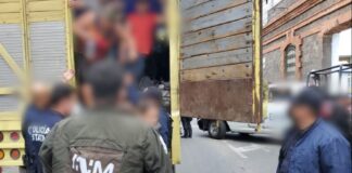 Rescatan en México a 116 migrantes que viajaban hacinados en un camión, entre ellos varios hondureños