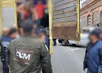 Rescatan en México a 116 migrantes que viajaban hacinados en un camión, entre ellos varios hondureños