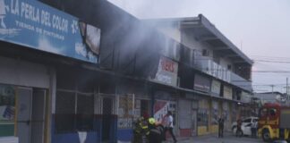 Voráz incendio en un negocio en La Ceiba deja pérdidas millonarias