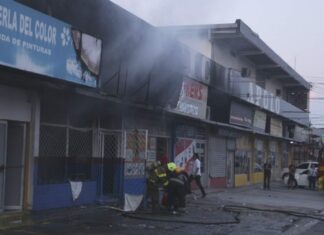Voráz incendio en un negocio en La Ceiba deja pérdidas millonarias