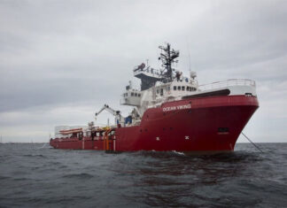 El «Ocean Viking» pide puerto para desembarcar a 387 migrantes