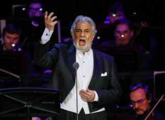 Plácido Domingo aparece mencionado en una investigación a una secta en Argentina