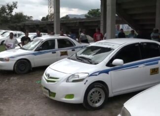 Taxistas se toman la carretera CA-5 a la altura de Siguatepeque