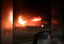 Voráz incendio consume fábrica que almacena calzado en San Pedro Sula