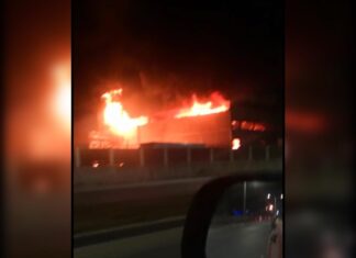 Voráz incendio consume fábrica que almacena calzado en San Pedro Sula