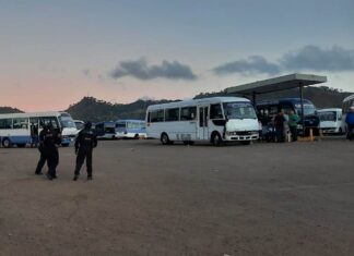 Tras atentado contra un conductor, agentes policiales dan seguridad en la terminal de buses de El Carrizal
