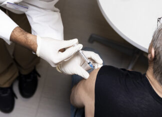 EE. UU. aprueba refuerzo de vacunas Moderna y Pfizer adaptadas a ómicron