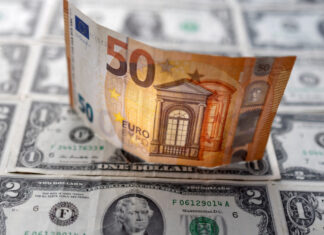 El euro volvió a caer por debajo del dólar y toca su mínimo histórico