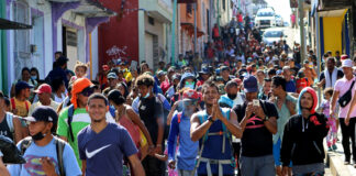 Caravana con 500 migrantes parte de la frontera sur de México rumbo a EE. UU.