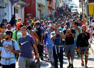 Caravana con 500 migrantes parte de la frontera sur de México rumbo a EE. UU.