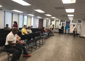 Hondureños exigen a su Gobierno explicación por cierre de consulado en EE. UU.
