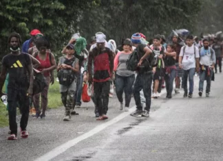 Caravana migrante avanza entre denuncias de robos y violaciones en México