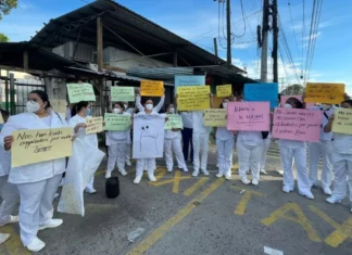 Enfermeras auxiliares de SPS protestan exigiendo asignación de plazas en el IHSS