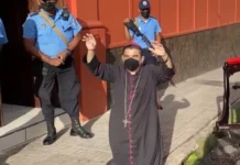 Policía de Nicaragua asalta sede episcopal y arresta a obispo Rolando Álvarez