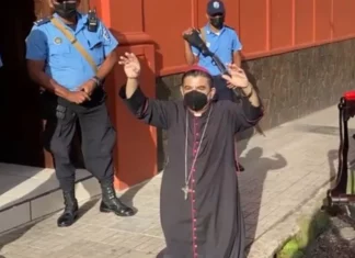 Policía de Nicaragua asalta sede episcopal y arresta a obispo Rolando Álvarez