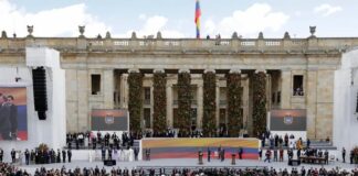 Petro es ovacionado en la Plaza de Bolívar en ceremonia de investidura