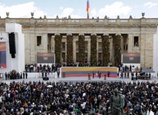 Petro es ovacionado en la Plaza de Bolívar en ceremonia de investidura