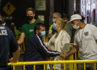 Nueva York acusa a gobernador de Texas de usar inmigrantes como «arma humana»