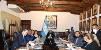 El presidente del Congreso se reunió con los jefes de bancada para socializar el Presupuesto General 2023