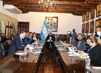 El presidente del Congreso se reunió con los jefes de bancada para socializar el Presupuesto General 2023