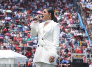 La cantante hondureña Cesia Sáenz fue la encargada de entonar el sagrado Himno Nacional