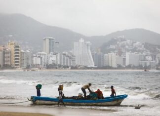 La tormenta Madeline sigue su paso frente a las costas de Jalisco en México