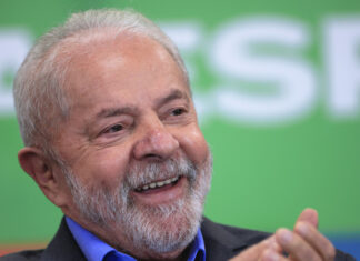 Lula sube al 48 % en la intención de votos a tres días de las elecciones en Brasil