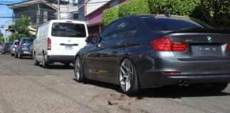 Capitalinos salen de nuevo a las calles a tapar baches ante la poca o nula respuesta de la AMDC