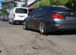 Capitalinos salen de nuevo a las calles a tapar baches ante la poca o nula respuesta de la AMDC