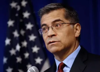 El secretario de Salud de EE. UU. asegura que el país no ha superado la pandemia