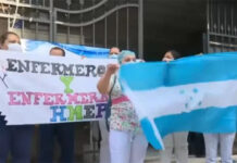 Enfermeras del Hospital María realizan una protesta exigiendo de plazas laborales permanentes