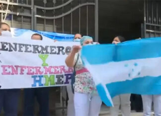 Enfermeras del Hospital María realizan una protesta exigiendo de plazas laborales permanentes