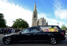 Los escoceses despiden con emoción y serenidad a Isabel en su cortejo fúnebre