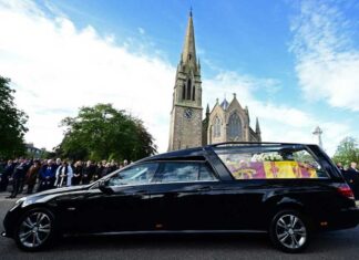 Los escoceses despiden con emoción y serenidad a Isabel en su cortejo fúnebre