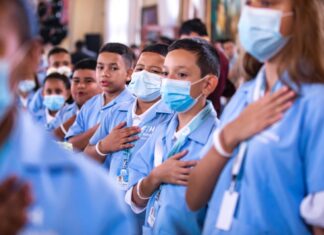 Estudiantes de preescolar a noveno grado utilizarán una gabacha azul turquesa como nuevo uniforme escolar en Honduras