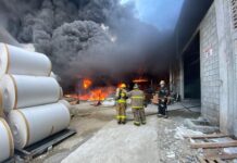 Voraz incendio consume una fábrica de plásticos en Choloma, Cortés