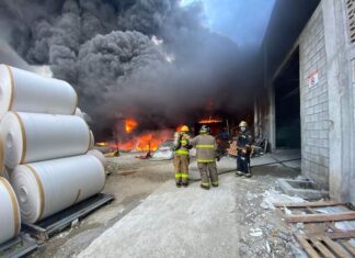 Voraz incendio consume una fábrica de plásticos en Choloma, Cortés