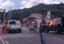 Ante la indiferencia del Alcalde Jorge Aldana, capitalinos salen por su propia cuenta a tapar baches