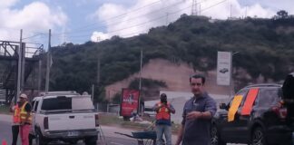 Ante la indiferencia del Alcalde Jorge Aldana, capitalinos salen por su propia cuenta a tapar baches