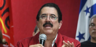 Mel Zelaya pide a la primera ministra británica revisar la extradición de Julián Assange y liberarlo