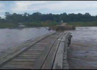 Río Tinto destruye puente artesanal en Iriona, Colón, pobladores pasan en balsas