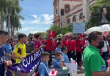 Critican que el FNRP se metió «a la brava» al desfile estudiantil en SPS