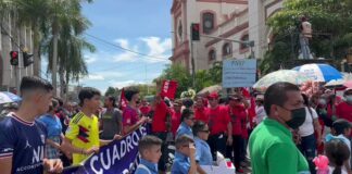 Critican que el FNRP se metió «a la brava» al desfile estudiantil en SPS